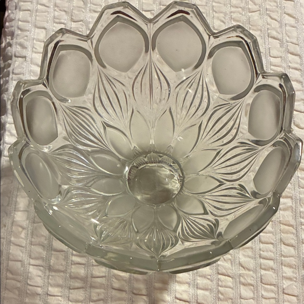 Elegant Clear Glass With Areas of  Frosted Pieces Bowl